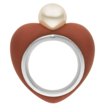 Herzring aus 935 Silber mit farbigem Kunstharz-Korpus und strahlend weißer Süßwasserperle – moderner Designklassiker von AMALA.